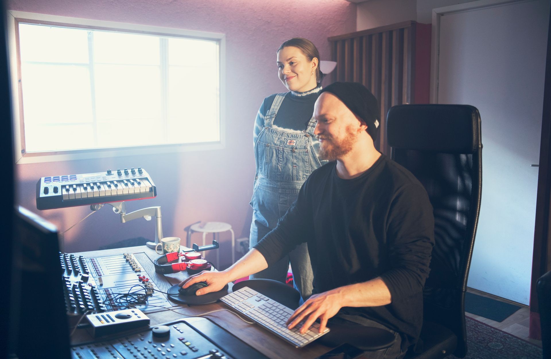 ihmisiä studiossa